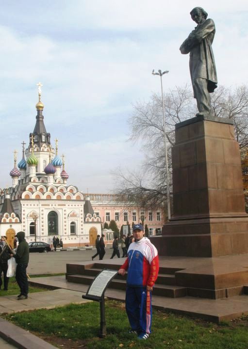 между храмом «Утоли свои печали» и памятником Чернышевскому