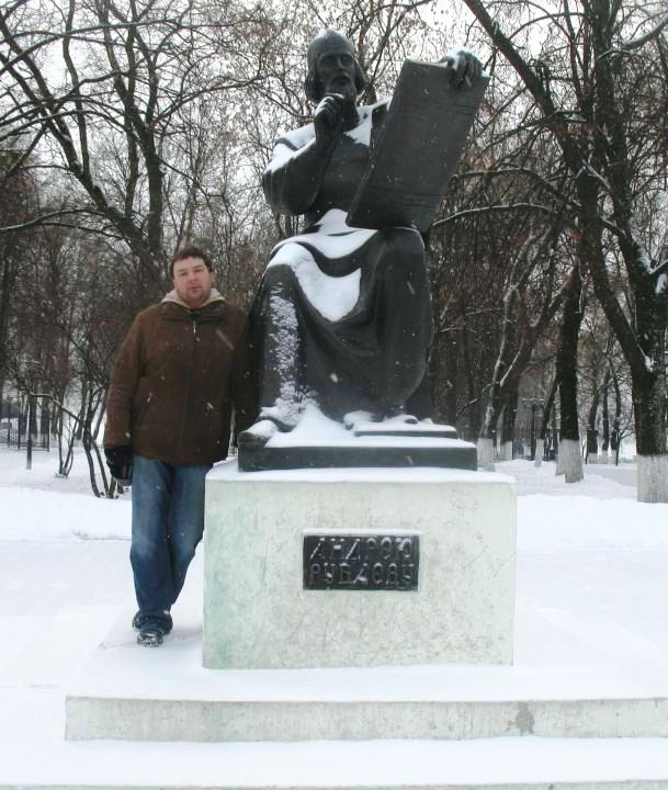 у памятника Андрею Рублеву